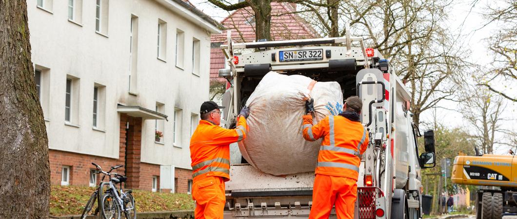 Insgesamt werden 156 große Laubsäcke mit dem Logo des SDS an Laternen und an Bäumen in Straßen mit besonders hohem Laubaufkommen angebracht, Foto: maxpress