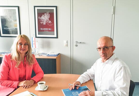 Pamela Buggenhagen (l.), Unternehmerverband Norddeutschland Mecklenburg-Schwerin, und Stephan Lauer (r.), Geschäftsführer Vink Chemicals, tauschen sich miteinander aus, Foto: Vink Chemicals