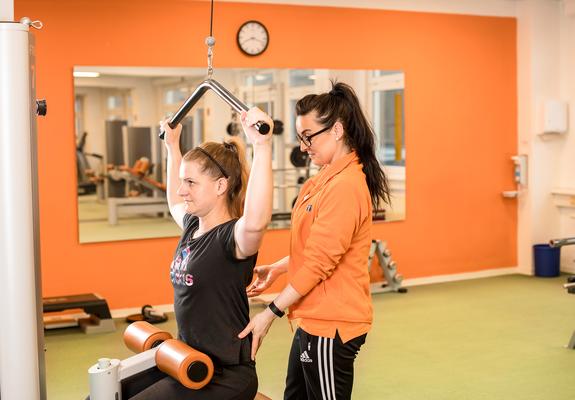Für alle, die die physiotherapeutische Betreuung in Anspruch nehmen, ist jetzt auch das Medizinische Training im Rehazentrum wieder ohne Maske zugänglich, Foto: maxpress