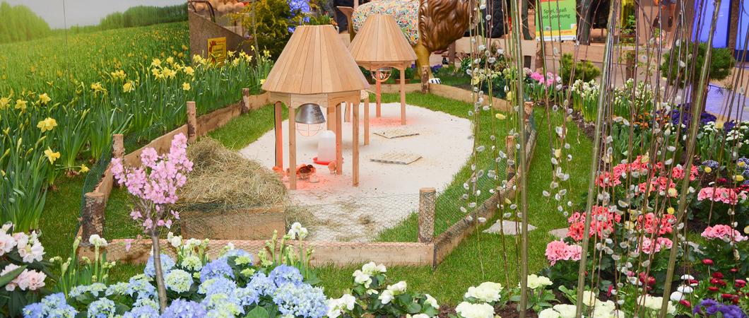 Im Schlosspark-Center nimmt die Osterzeit nochmal ganz andere – und zwar magische – Züge an. Alice und der Hutmacher laden zum Flanieren ein, die Grinsekatze schaut von oben zu und hier und dort bewegt sich etwas in den Kulissen wie von Zauberhand.