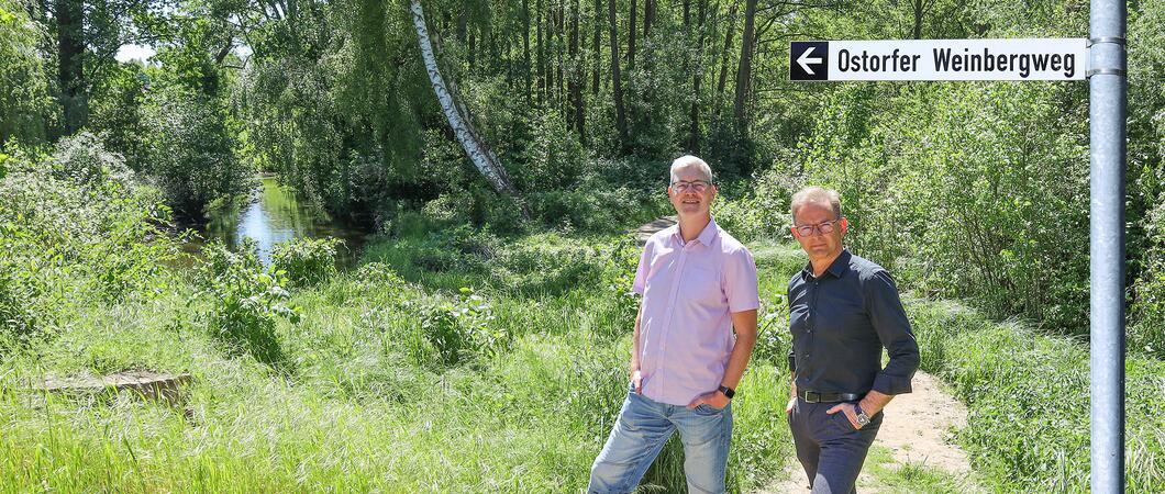 Daniel Meslien, Vorsitzender des Ortsbeirates Ostorf/Gartenstadt hat pünktlich zur Sommersaison den Weinbergweg an der Hagenower Straße freigegeben. Mit Hilfe der UGK wurde der sumpfige Weg trittfest gemacht und freigeschnitten.