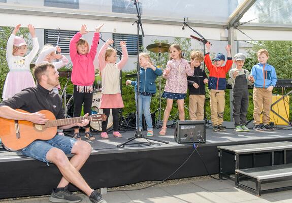 Kinder sangen zum Geburtstag der hauspost, Fotos: maxpress/iw