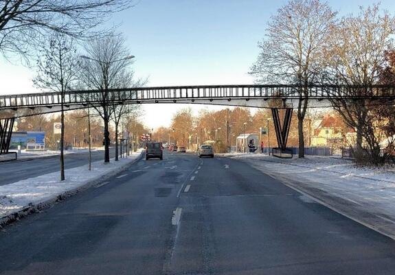 Die Ludwigsluster Chaussee mit Tonnen an Sand bedeckt, die den Aufprall des einstürzenden Bauwerkes abfedern sollen – diesen Anblick bei der Sprengung der Brücke an der Stadionstraße im Jahr 2014 vergessen Augenzeugen nicht so schnell