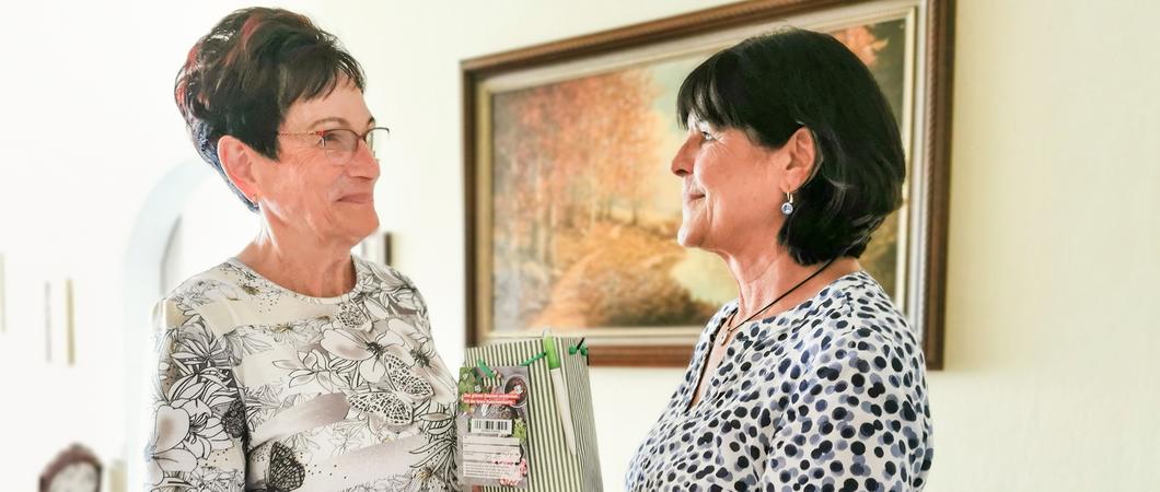 Für ihre langjährige Treue erhielt die Mieterin ein kleines Präsent von Silvia Wiegratz