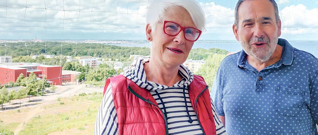 Evelyn und Wolfgang Zimmermann wohnen seit 40 Jahren in ihrer Wohnung mit Ausblick über die Stadt
