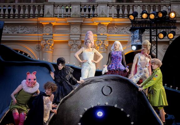 Vom 14. Juni bis 14. Juli 2024 sind die Fritz-Reuter-Bühne, das Ballett X Schwerin, das Schauspiel, die Mecklenburgische Staatskapelle Schwerin und Gesangssolisten mit einem sommerlichen Programm bei den Schlossfestspielen Schwerin 2024 zu erleben.