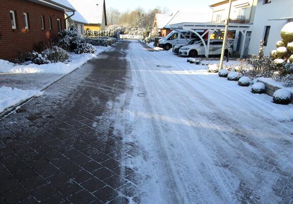 Viele erfreuen sich an dem Schnee zur Adventszeit. Damit der Gehweg entlang des Grundstücks nicht zur ungewollten Rutschpartie führt, haben Eigentümerinnen und Eigentümer im Sinne des Gemeinwohls dafür Sorge tragen, dass niemand zu Schaden kommt,“