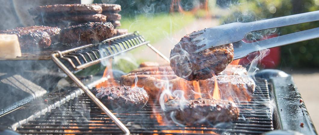 Aufgrund der anhaltenden Trockenheit und der für Schwerin ausgerufenen Waldbrandgefahrenstufe 4 ist in der Landeshauptstadt das Grillen auf öffentlichen Plätzen und auf den ausgewiesenen Grillplätzen untersagt.