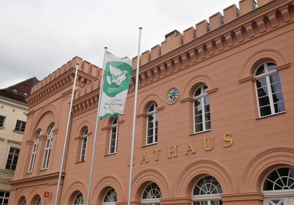 Mit einer weißen Taube als Friedenssymbol im Logo wirbt das weltweite Bündnis der Mayors for Peace für ein friedliches Miteinander der Menschen und die Abschaffung der Atomwaffen.