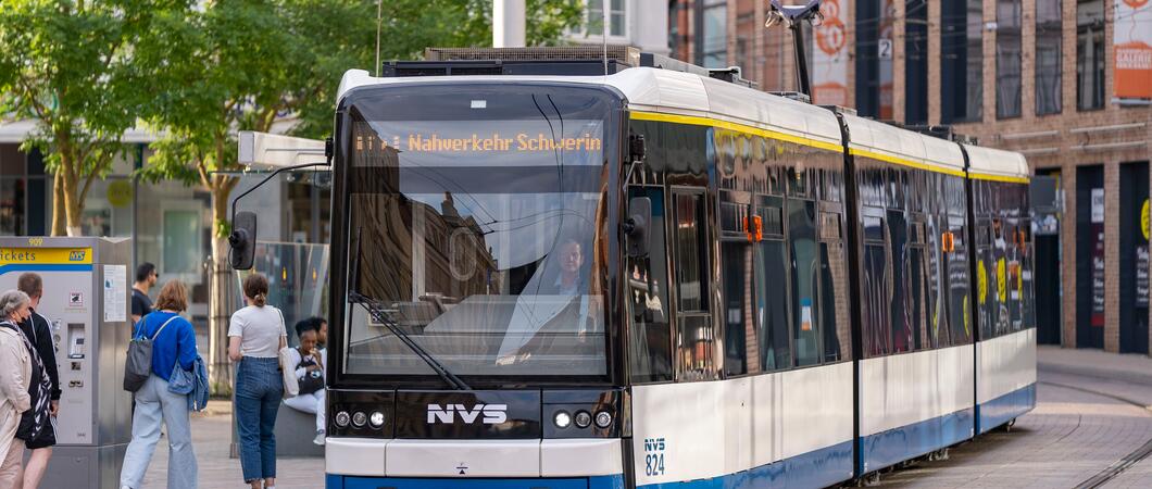 Der Eigenbetrieb SDS – Stadtwirtschaftliche Dienstleistungen Schwerin veranlasst eine Grundreinigung verschiedener Pflasterbereiche des Marienplatzes. Diese wird am 18. September durch eine Fachfirma durchgeführt.