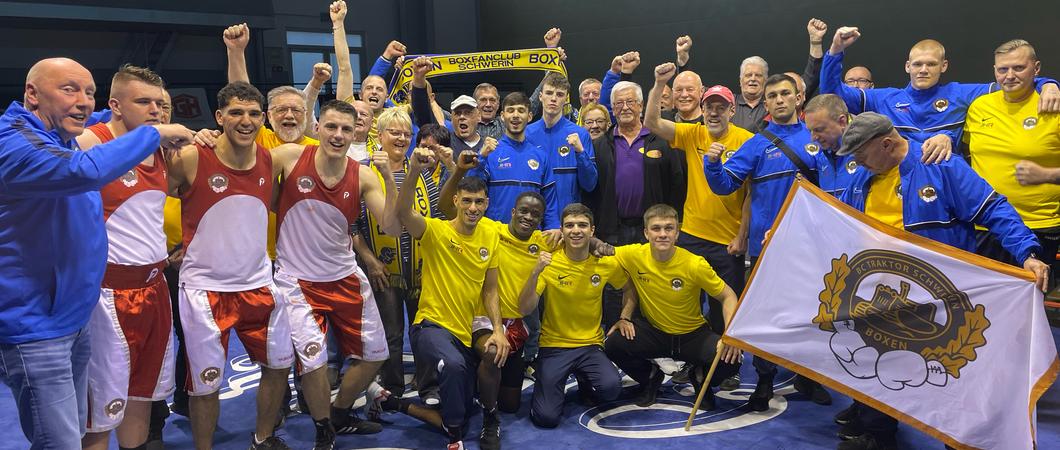 Das war knapp. Die Boxer des BC Traktor Schwerin, in der roten Ring- Ecke betreut von Traktor-Sportdirektor Paul Döring und den Tainern Frank Rieth, Ricardo Pautsch und Alexander Ohunik haben den letzten Bundesliga-Auswärtskampf beim BC Chemnitz mit 14:13