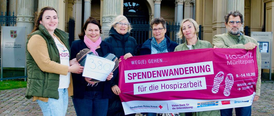 Die Mitarbeiten vom DRK-Hospiz „Müritzpark“ überreichten das selbstgenähtes Herz an Sozialministerin Stefanie Drese (2.v.l.) in Schwerin, Foto: maxpress