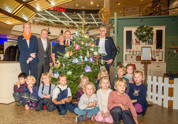 Am Weihnachtsbaum hängen über 300 Wünsche von Kindern. Der DRK-Kreisverband Schwerin und viele Unterstützer sowie die Kleinen der Kita Villa Traumland freuen sich über die Aktion, Foto: maxpress