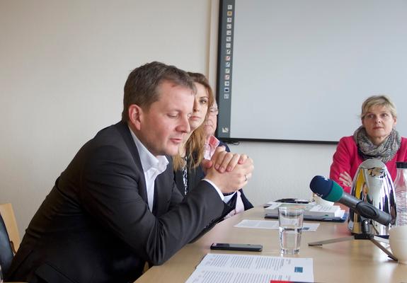Oberbügermeister Dr. Rico Badenschier erläutert der Presse die Ergebnisse der Studie