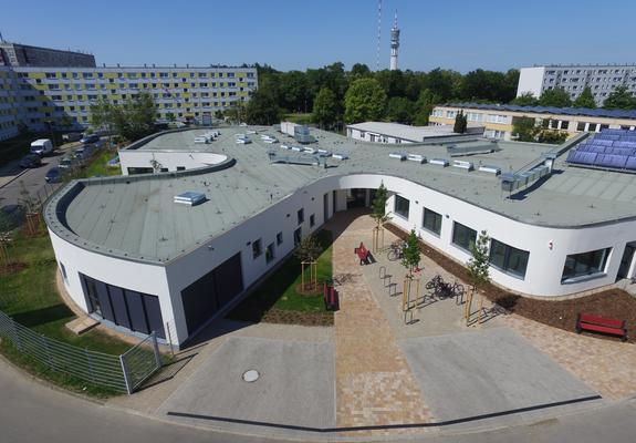 Errichtet wurde das moderne Gebäude in der Justus-von-Liebig-Straße gegenüber der Geschäftsstelle der AWO – Soziale Dienste gGmbh Westmecklenburg.