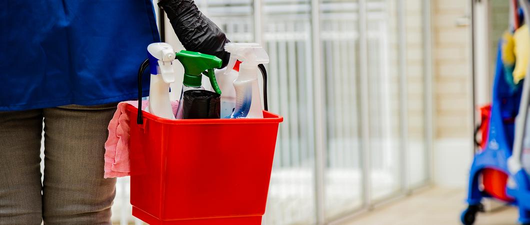 Reinigungskräfte kümmern sich darum, dass Schulen, Büros und Arztpraxen sauber sind und leisten damit einen unverzichtbaren Job, Foto: IG Bau/Tobias Seifert
