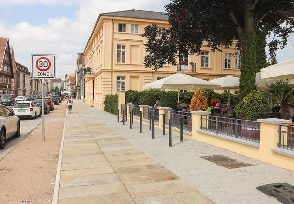 Bis Ende nächster Woche werden im Großem Moor zwischen der Werderstraße und der Grünen Straße 40 "kluge" Bäume gepflanzt. "Die Silberlinde ist sehr clever. Wenn die Sonnenstrahlung zu stark ist, dreht sie die Unterseite ihrer Blätter einfach nach oben"