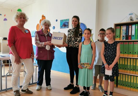 Der Frei-Zeit-Hort der Kita gGmbH ist mittlerweile bekannt für sein soziales Engagement. Nach monatelanger Projektarbeit rund um das Thema „Kinder in Not” haben die Kinder heute voller Stolz eine Spendensumme von 450 Euro an UNICEF übergeben.