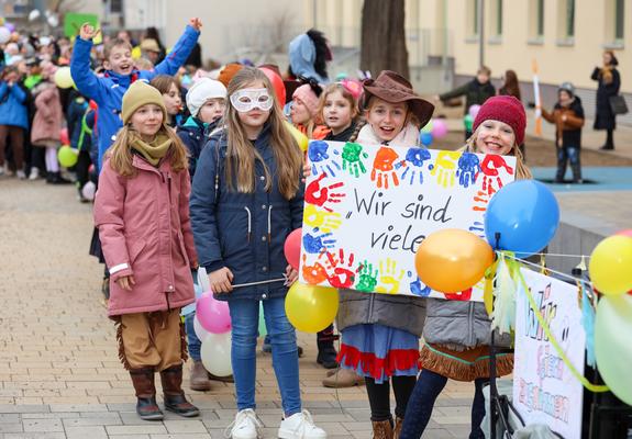 So viele Kinder sind sonst kaum auf den Straßen rund um den Hort Mitte zu sehen. Beim Umzug um das Viertel bildeten sie eine mehrere hundert Meter lange Menschenschlange und zeigten: Wir sind viele!, Foto: maxpress