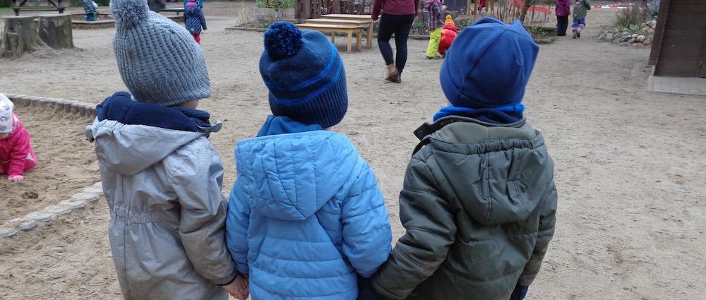 Integration geglückt – Oskar (Mitte) spielt mit seinen Freunden auf dem Hof der Kita Feldstadtmäuse. Sein Handicap ist höchstens auf den zweiten Blick zu sehen