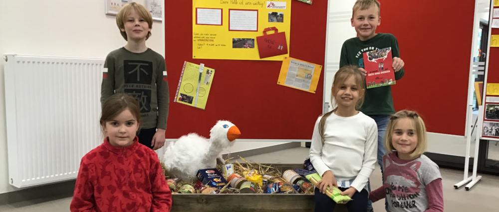 Die Kinder sammeln im Rahmen der Themenwoche „Teilen macht Freude” unter anderem Lebensmittelspenden für die Schweriner Tafel. Tristan, Madita, Michel, Eva und Frieda zeigen: Da kommt was zusammen