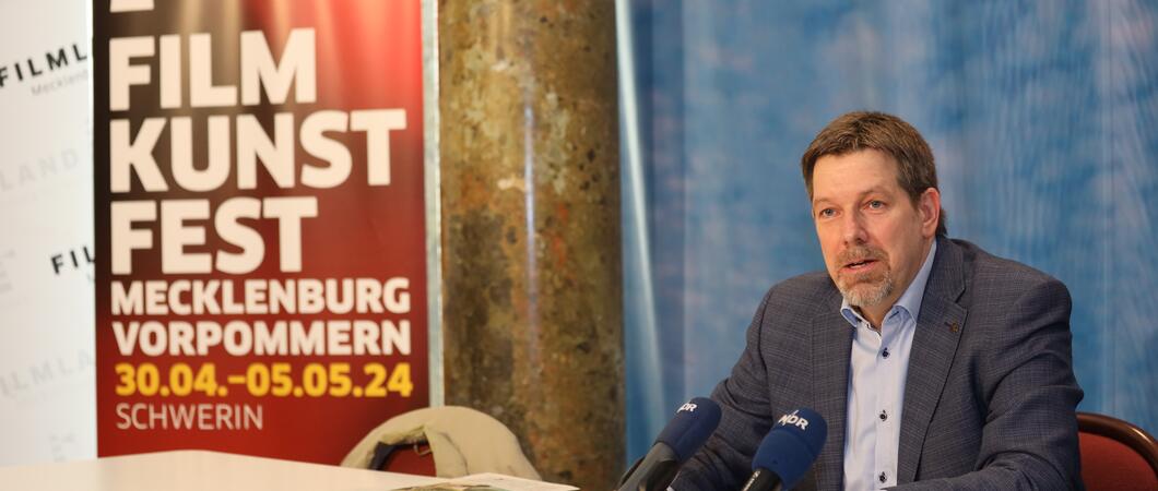 14 Weltpremieren, 15 Deutschland­premieren, Ehrenpreisträger Volker Schlöndorff, Filmkonzerte zu "Ausgerechnet Wolkenkratzer" sowie die Branchenkonferenz beim 33. FILMKUNSTFEST MV