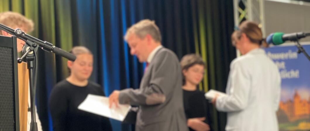 Oberbürgermeister Rico Badenschier zeichnet die Gewinner von „Jugend musiziert“ aus, Foto: LHS/Jacqueline Sass