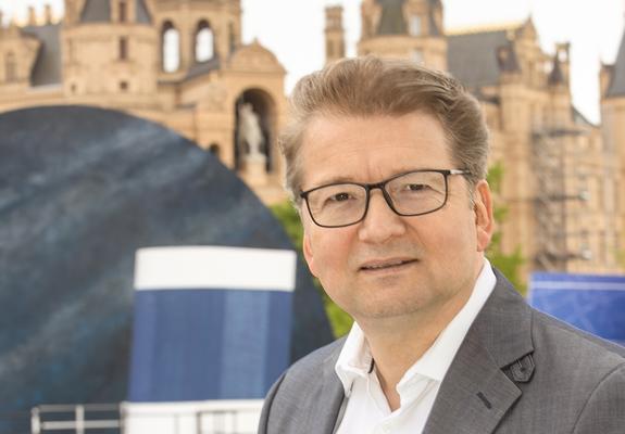 Es ist die letzte Spielzeit für Lars Tietje als Generalintendant in Schwerin. Bevor es ihn zu neuen Aufgaben nach Bremerhaven zieht, hofft er auf einen gelungenen Saison-Abschluss mit Titanic und Die Schildbürger bei den diesjährigen SCHLOSSFESTSPIELEN