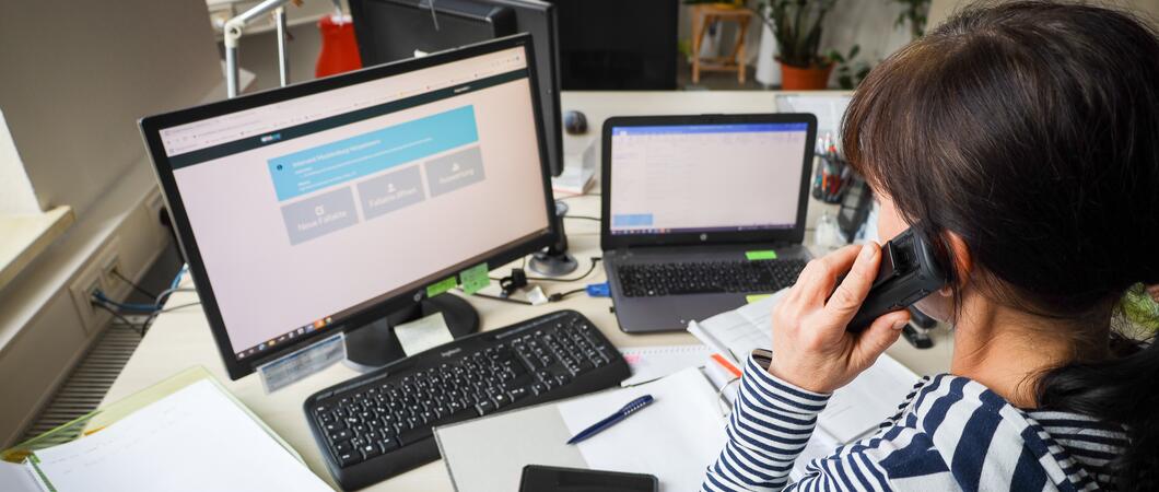 Eine Frau liegt am Boden, krümmt sich vor Schmerzen und ihre Kinder stehen daneben. Die Mutter wurde Opfer häuslicher Gewalt. Ob sie danach Unterstützung und Beratung erhalten wird, ist unsicherer denn je – obwohl sie jetzt und schnell Sicherheit benötigt