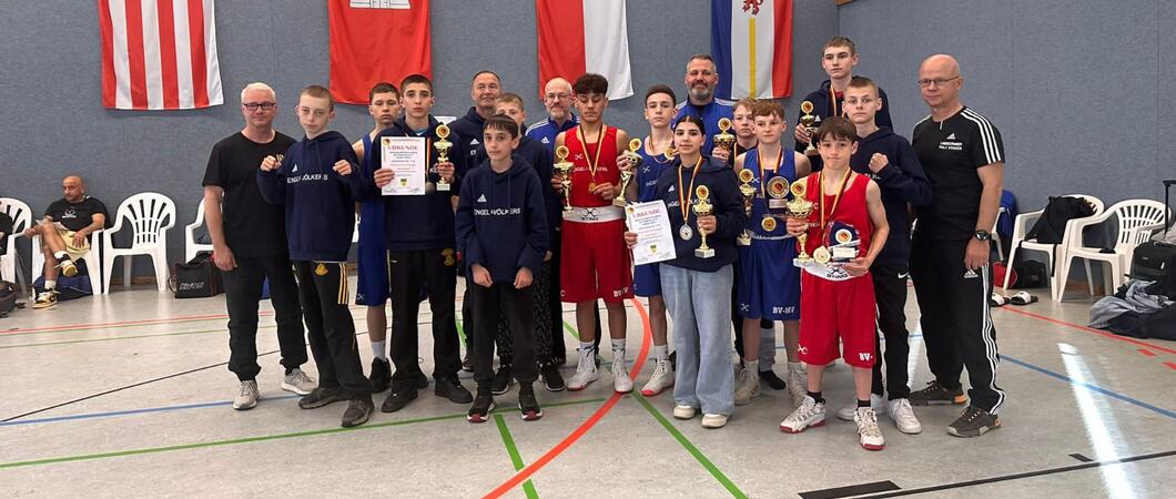 Bei den Deutschen Box- Meisterschaften der Altersklasse U15 (Kadetten) vom 8. Bis 11. Mai haben sich Athletinnen und Athleten der Landes-delegation Mecklenburg-Vorpommern mit fünfmal Gold, fünfmal Silber und einmal Bronze geschmückt.
