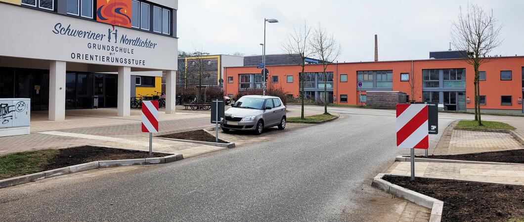 Insbesondere zum Unterrichtsbeginn und zum Schulende ist für Schülerinnen und Schüler der Grundschule „Schweriner Nordlichter“ besondere Vorsicht geboten.