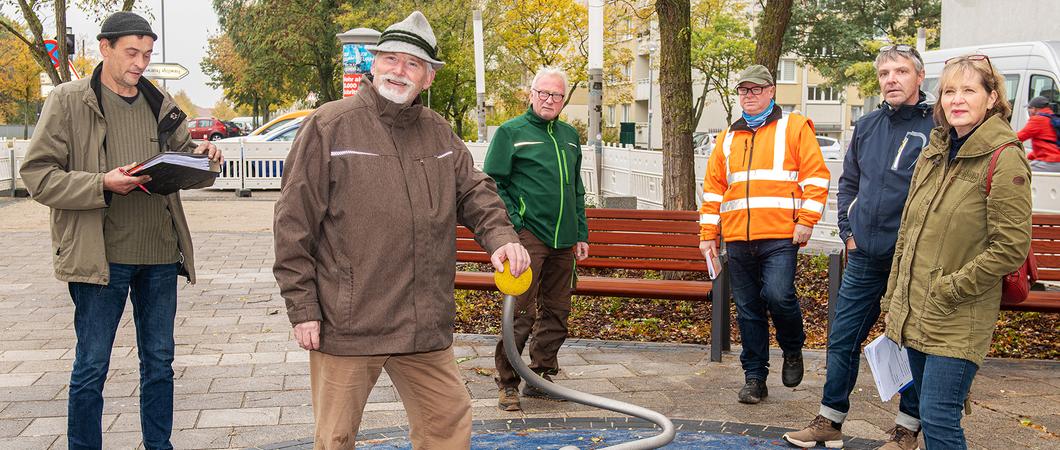Beteiligte des SDS, des Planungsbüros und der ausführenden Garten- und Landschaftsbaufirma haben den umgestalteten Platz am Dreescher Markt für die Öffentlichkeit freigegeben