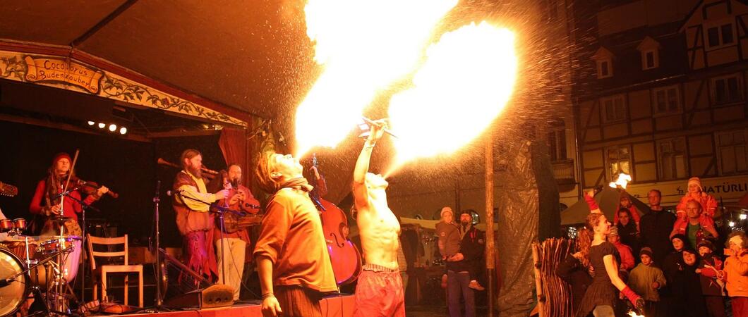 Die Feuershow ist einer der Höhepunkte beim traditionellen Martensmarkt in Schwerin, Foto: Stadtmarketing GmbH Schwerin