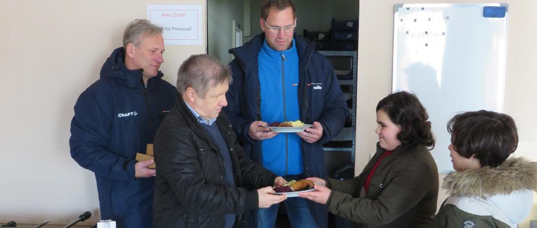 Für die kleinen Besucher der Kindertafel gab es ein Weihnachtsessen mit Rotkohl, Geflügel und Kartoffeln, Foto: Stadtwerke Schwerin