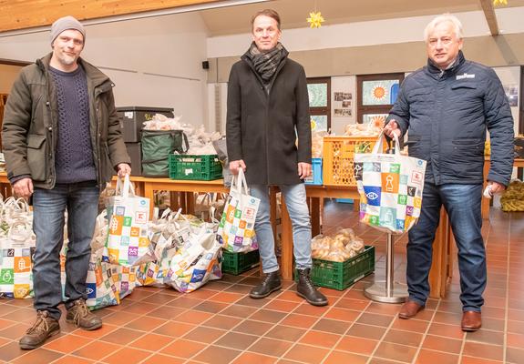 V.l.: Marcus Wergin von der Petrusgemeinde und Jens Kulbatzki freuen sich über die Spende von Dr. Josef Wolf, Geschäftsführer der Stadtwerke Schwerin