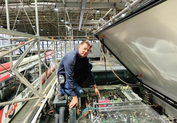 Wieder an Bord – Michael Schweda von Kiepe Electric hatte schon vor 20 Jahren die NVS-Straßenbahn in Betrieb gesetzt. Nun betreut er die technische Umrüstung