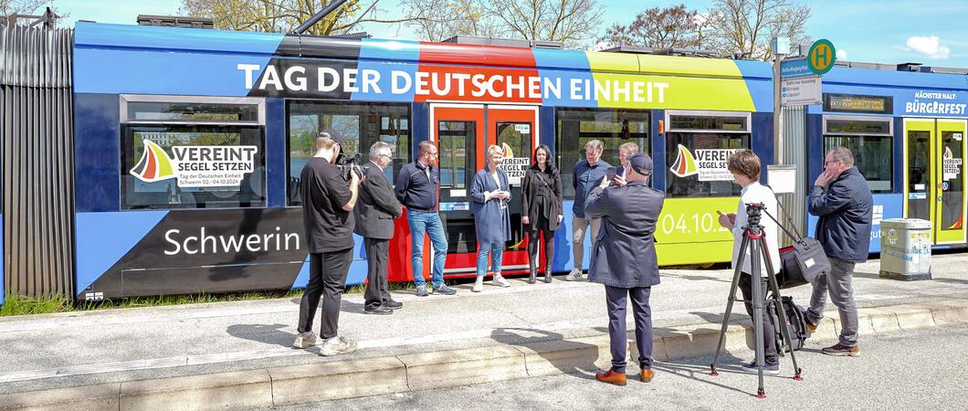 Schwerin richtet in diesem Jahr die zentralen Feierlichkeiten zum Tag der Deutschen Einheit aus. Unter dem Motto „Vereint Segel setzen“ steigt vom 2. bis 4. Oktober ein großes Bürgerfest in der Innenstadt.