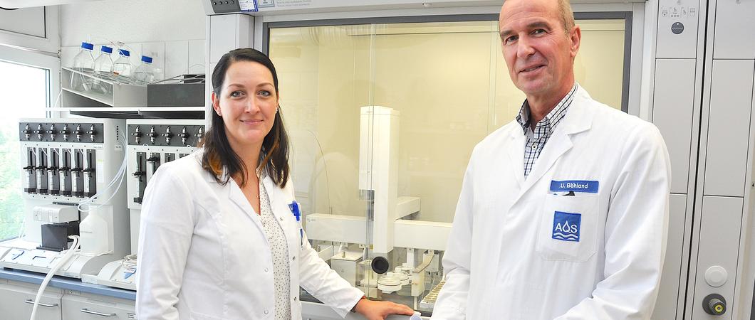 Ohne Pipette und Petrischale geht es nicht in den Laborräumen der AQS. Allerdings sind in den zurückliegenden Jahren auch zahlreiche computergesteuerte Hightech-Geräte dazugekommen. Die Auswertung der Analysen erfolgt ebenfalls am Rechner.