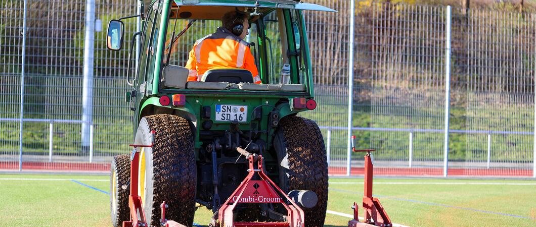 Sand-Kork-Granulat wird auf den Kunstrasenplätzen Schwerins verteilt.