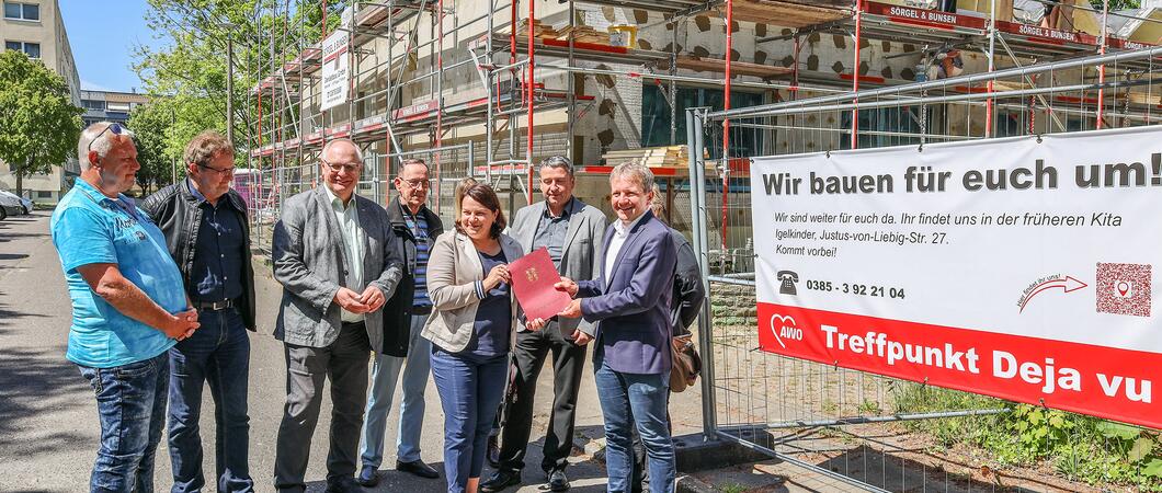 Stefanie Drese (3.v.r.) übergab Ende Mai Rico Badenschier (r.) einen Zuwendungsbescheid aus der Städtebauförderung „Soziale Integration im Quartier“ für die Erneuerung des AWO-Jugendclubs „Deja vu“, Foto: maxpress