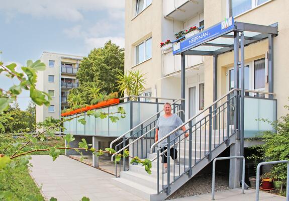 Der Nachbarschaftstreff in der Tallinner Straße in Neu Zippendorf hat eine neue Terrasse. Eine reine Holzkonstruktion aus dem Jahr 2000 hatte ausgedient – an gleicher Stelle wurde nun eine moderne Veranda aus Stahlbeton und Glas errichtet