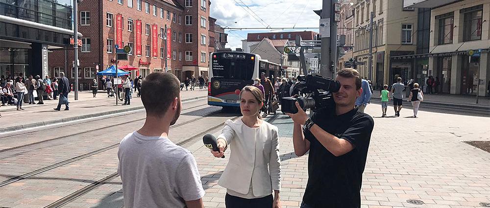 Seit einem Jahrzehnt zählt TV Schwerin zu den festen Größen der regionalen Berichterstattung. Der Sender, der bereits seit 2003 unter verschiedenen Namen existiert, startete einst als Stadtfernsehen.