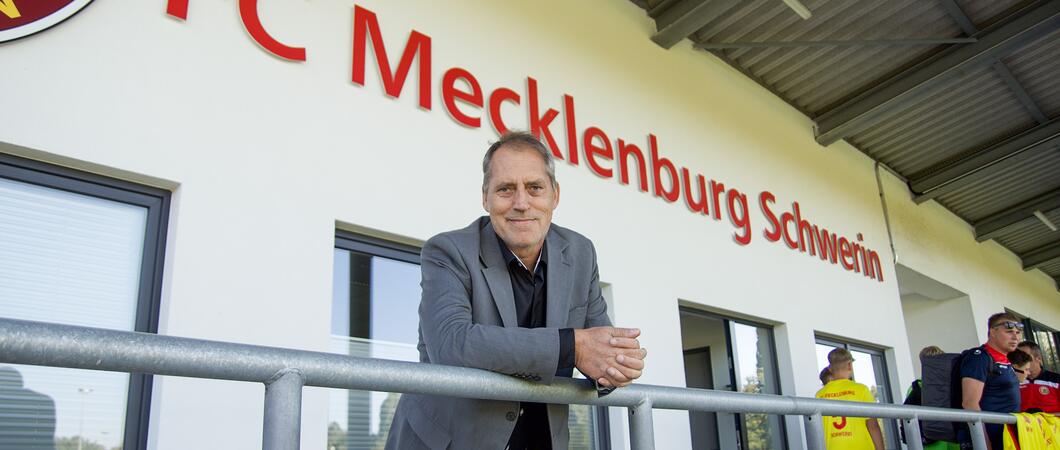Andreas Ruhl spielt Gitarre, sprach im Vatikan über die Flüchtlingskrise, ist Präsident des FC Mecklenburg und schaut als ehemaliger Sozial- und Sportdezernent auf Schwerin, Fotos: maxpress