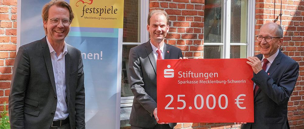 Durch die mit Corona verbundenen Einschränkungen ist die Kultur im ganzen Land nahezu zum Stillstand gekommen und Veranstaltungen wurden abgesagt. Dies trifft in dieser Zeit vor allem Nachwuchskünstler