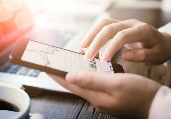 Mit der neuen S-Invest App haben Kunden der Sparkasse Mecklenburg-Schwerin ab sofort das Geschehen an den Kapitalmärkten im Blick – und zwar unabhängig von Ort und Zeit.