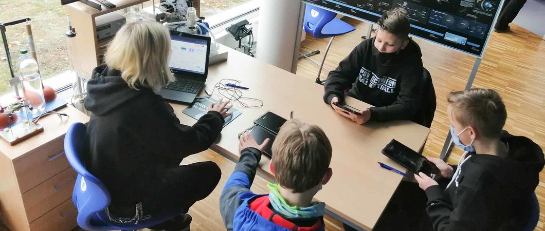 Jedes Jahr bietet die private Neumühler Schule ihren Schülern Exkursionen an. Die praktischen Erlebnisse und Erfahrungen unterstützen den Unterricht und wecken Begeisterung für bisher weniger beliebte Fächer – oder sind ganz einfach nur neue Eindrück