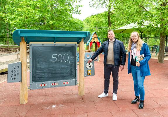 SAS-Betriebsleiter Markus Lange (l.) und Cathleen Behling von den Dreescher Werkstätten freuen sich über den neuen Spielplatz, Fotos: maxpress/Stephan Rudolph-Kramer