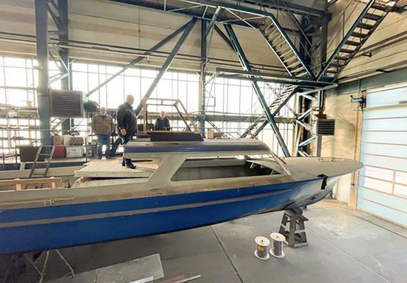 Der Motor läuft, die neue Schraube dreht sich. Derzeit werden noch elektrische Leitungen verlegt und ein neuer Führerstand aufgesetzt. Die Arbeiter der brandenburgischen Werft hauchen dem Kontrollboot KB12 aus dem Jahr 1967 technisch wieder Leben ein.