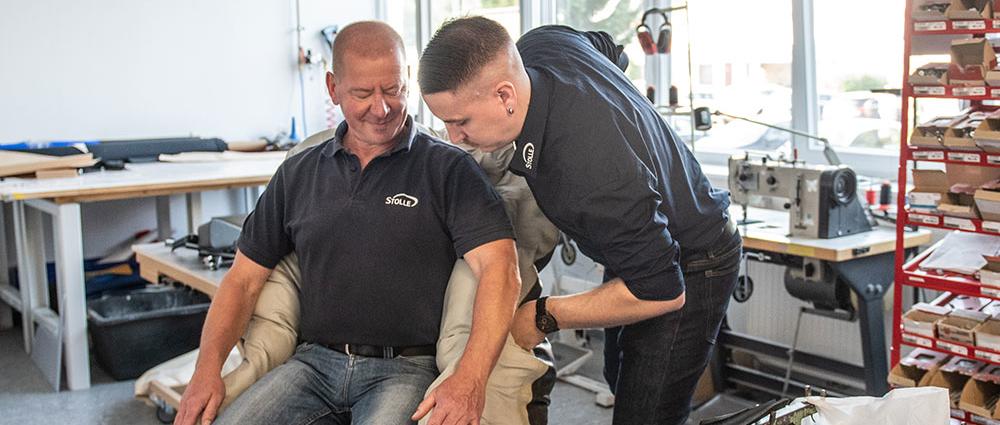 V.l.: Die Orthopädietechniker Andreas Kubik und Timo Rechter erproben das Vakuumkissen