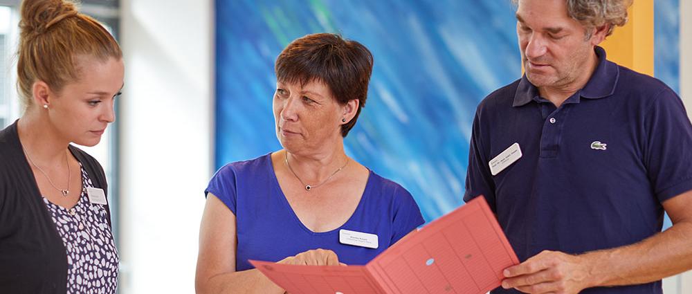 V.l.: Die Patientenlotsinnen Therese Rohde und Monika Kieper in Abstimmung mit Prof. Dr. Oliver Heese, Leiter des Onkologischen Zentrums der Helios Kliniken Schwerin